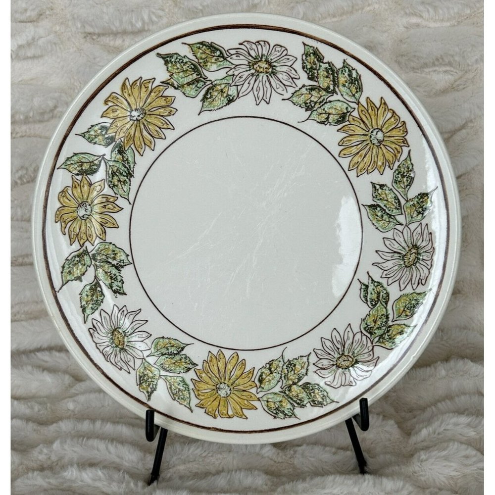Universal Ballerina Daisy Flower (1) dinner plate 10 3/8” Farmhouse Cottagecore